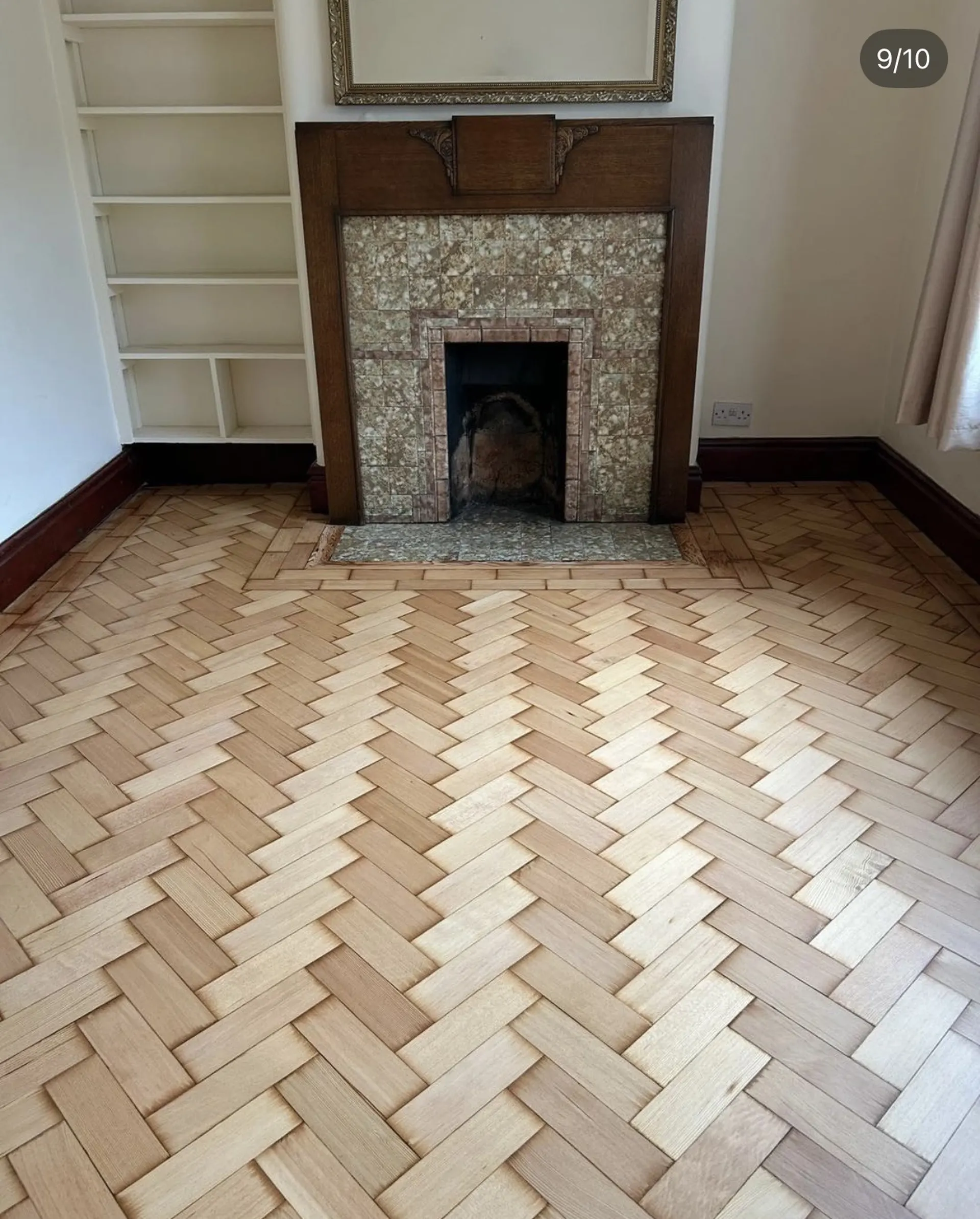 Parquet en chevrons devant une cheminée, après rénovation